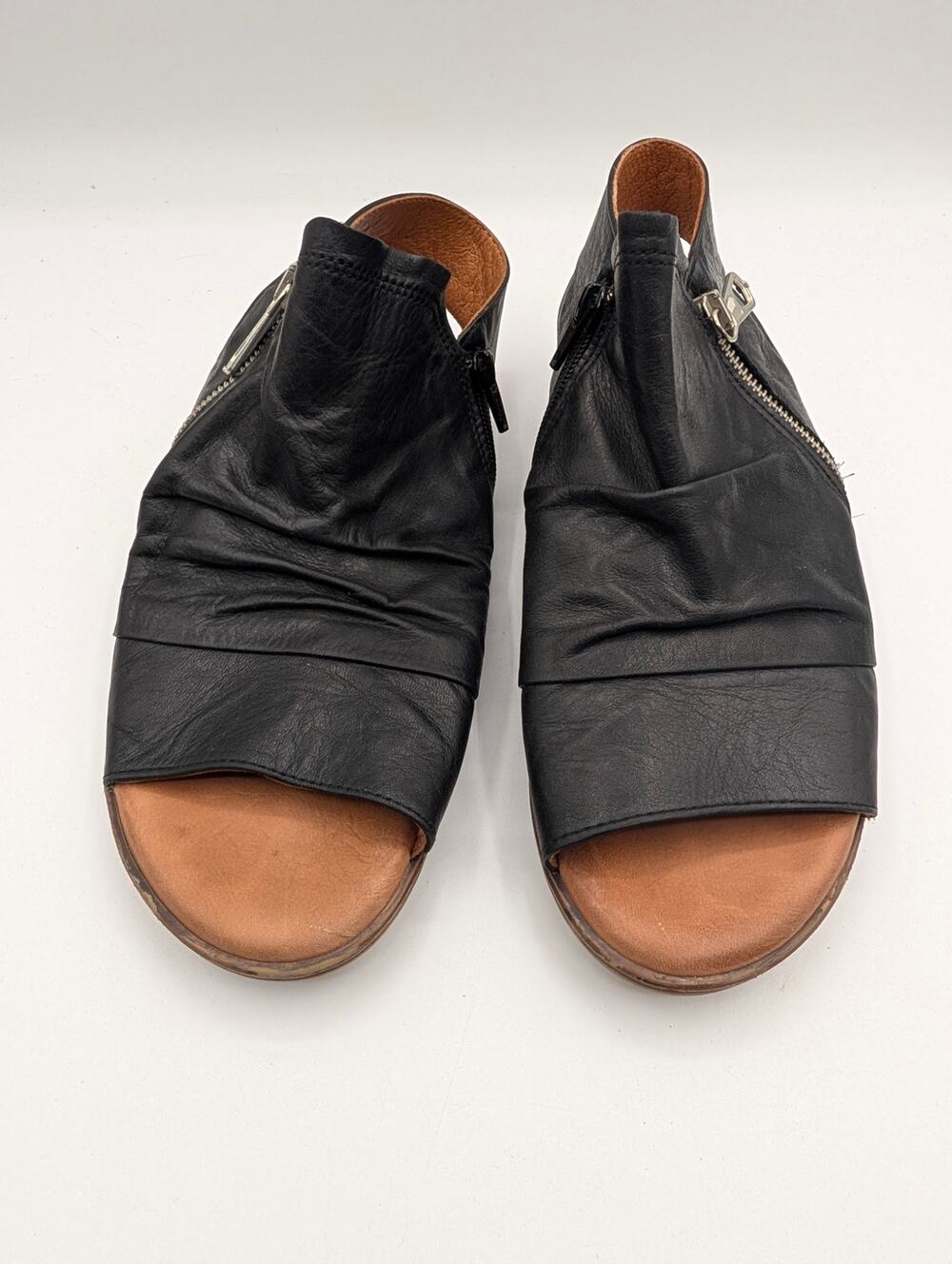 Miz Mooz Dylan Black Leather Ruched Flat Sandals Women's Size 7.5 Slouchy Zip